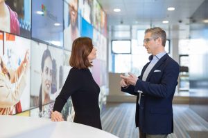 BMV Steelcase Schauraum Kundengespräch