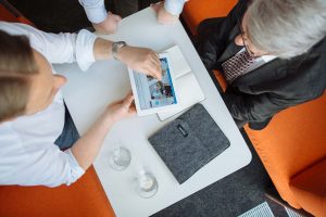 BMV Steelcase Kundengespräch Beratung