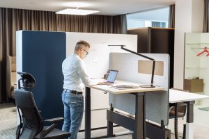 Für Ihre Rückengesundheit: stehend arbeiten an einem höhenverstellbaren Schreibtisch