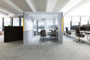 Raum-in-Raum Lösung von BMV Steelcase für Kunde Emakina